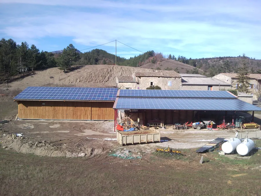 Bâtiment agricole à Aurel dans la Drôme avec 82 kWc de panneaux photovoltaïques