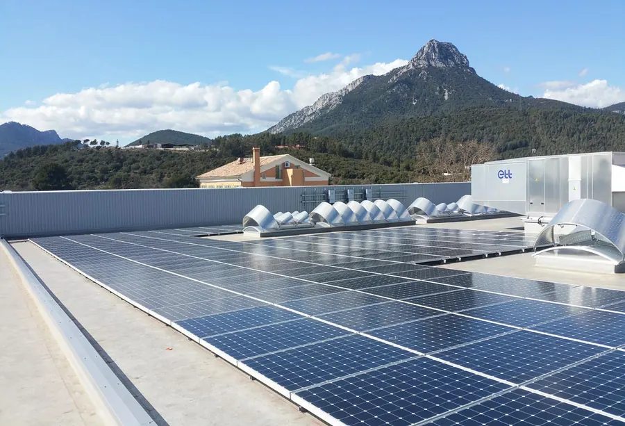 Toiture de bâtiment public en Gironde équipée de panneaux photovoltaïques, l'un des 8 sites de collectivités installés par Activolt