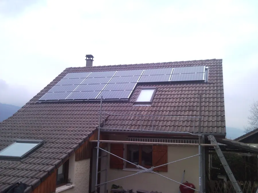 Maison à Méry en Savoie avec 3 kWc de panneaux solaires intégrés en toiture et abergements sur mesure