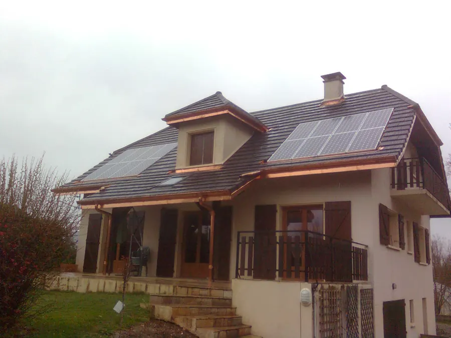 Maison à Pugny-Chatenod en Savoie avec 3 kWc de panneaux photovoltaïques intégrés en toiture
