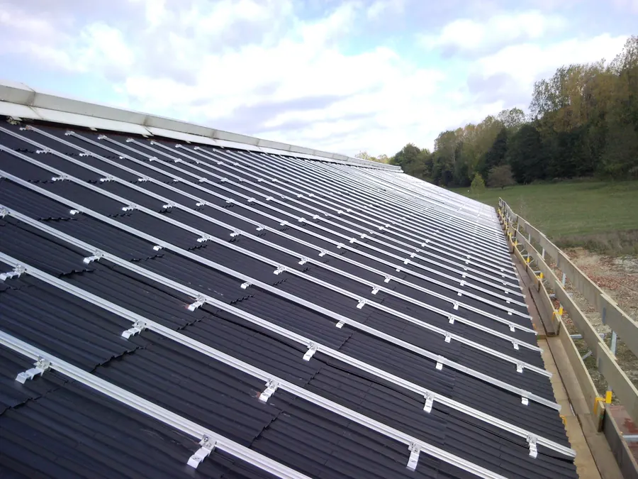 Bâtiment tertiaire à Roybon en Isère avec panneaux photovoltaïques intégrés en toiture
